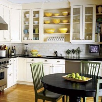 love the yellow accent in this kitchen...